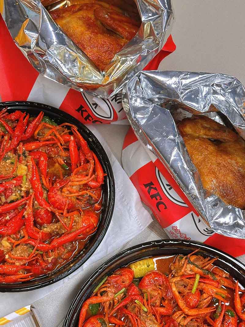 چای بعد از ظهر لذت بخش: ضیافت مرغ کباب KFC و نیش خرچنگ